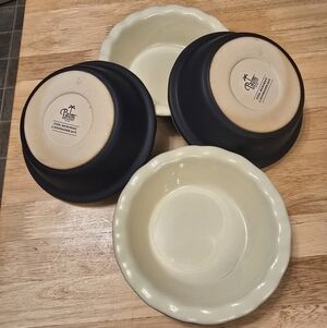 Palm Pie Dishes Set in Black and Cream